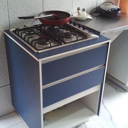 Quarto/Cozinha/Banheiro/ambiente familiar/08 minutos da praia a pé. Peruíbe Exterior foto